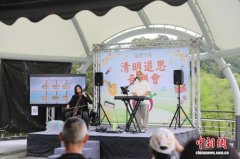 台湾写真：宝岛清明节走现代祭扫风